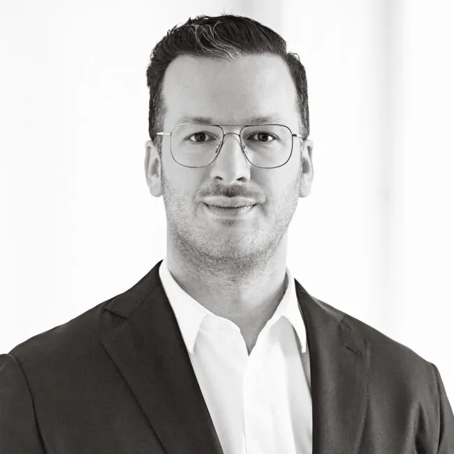 Portrait of Deniz Schöne, Managing Director at Schmidt & Schöne, in black and white