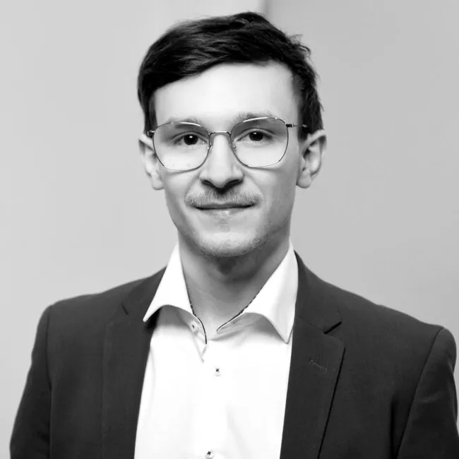 Portrait of Erik Richter, Digital Strategy Consultant at Schmidt & Schöne, in black and white