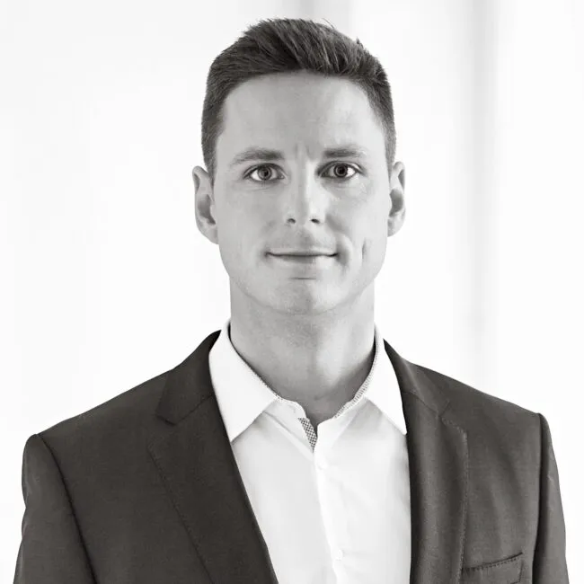 Portrait of Johannes Schmidt, Managing Director at Schmidt & Schöne, in black and white