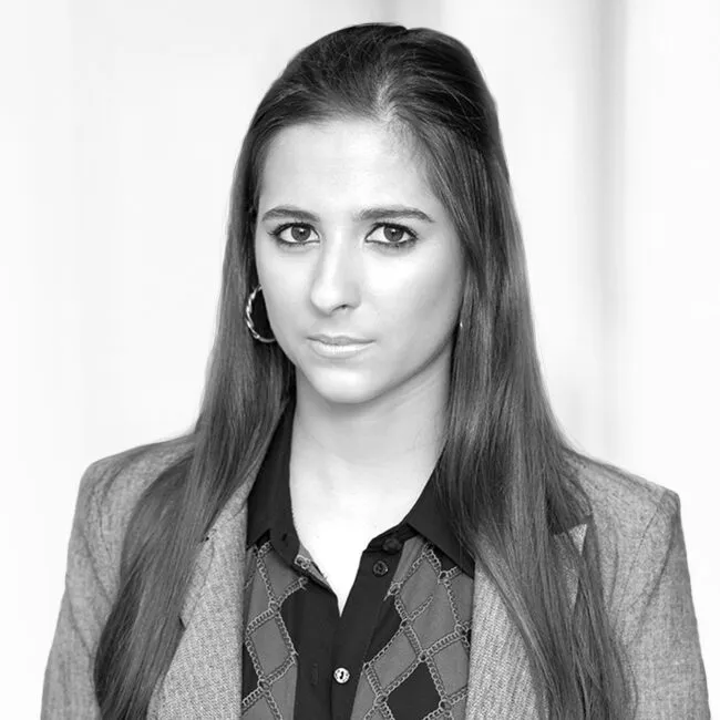 Portrait of Marina Lutfalla, Associate Consultant at Schmidt & Schöne, in black and white