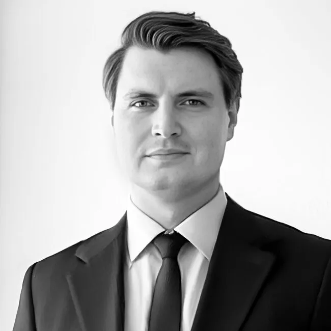 Portrait of Maximilian Cremer, Associate Consultant at Schmidt & Schöne, in black and white