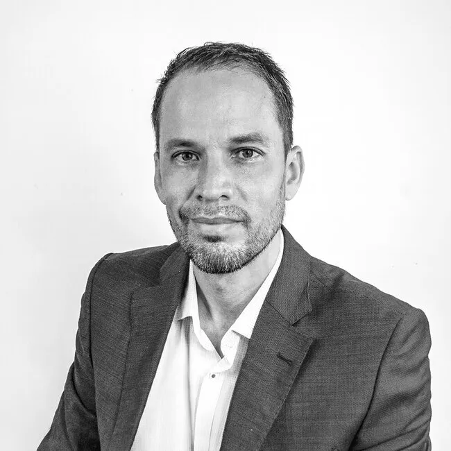 Portrait of Philipp Holzner Cepeda, Project Manager at Schmidt & Schöne, in black and white